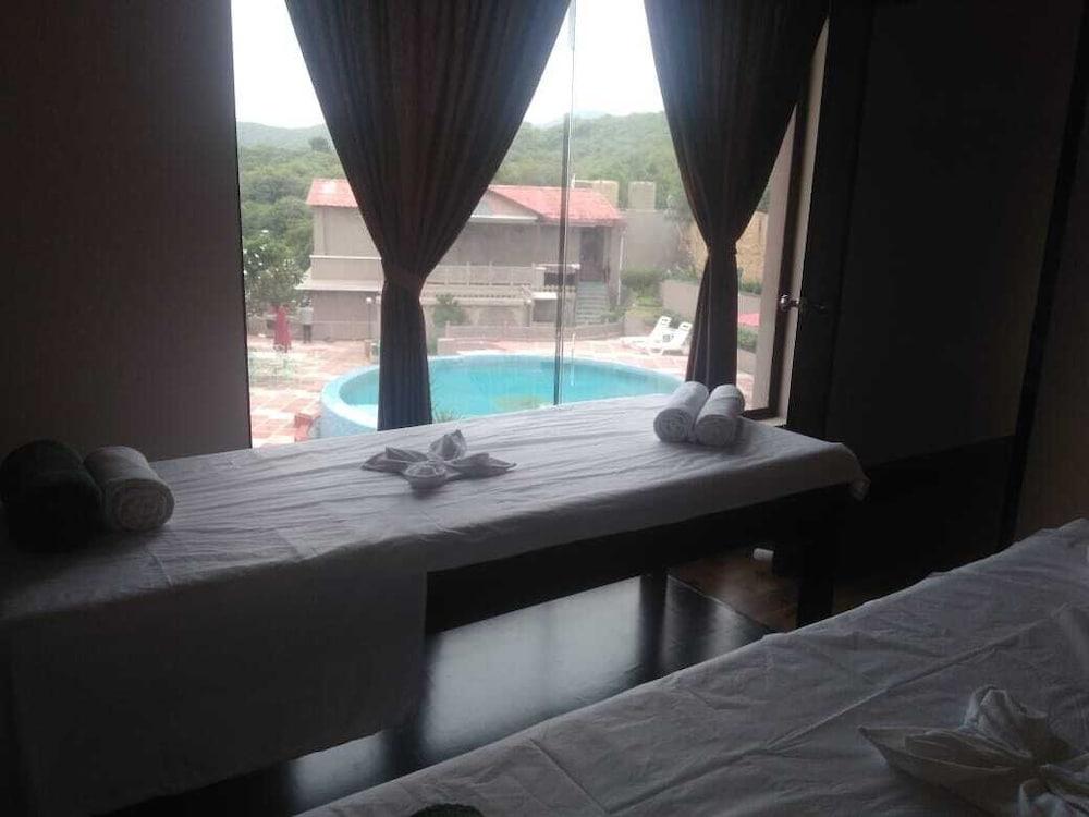 Araliayas Resort & Spa Udaipur Exterior photo